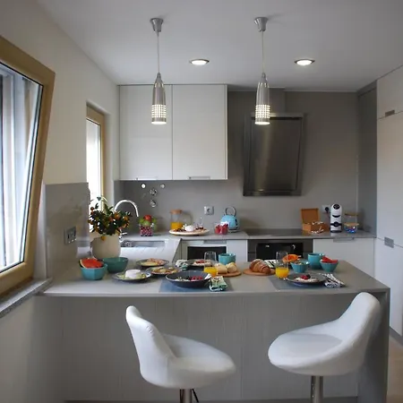 At Maries House 1 アパート